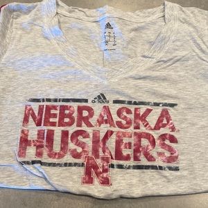 Shiny nebraska buskers v neck